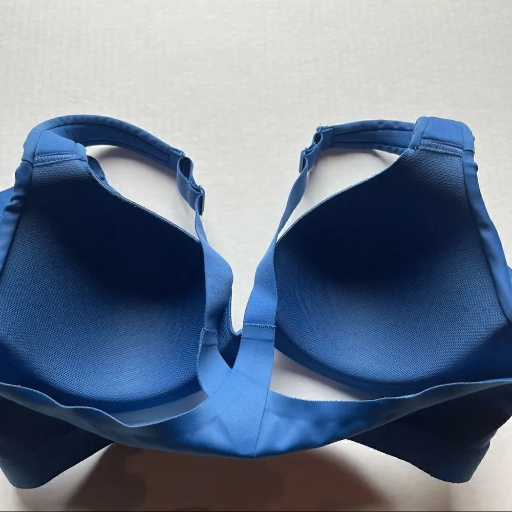 Victoria sport bra blue 32D padded underwire looks new zipper and clasp